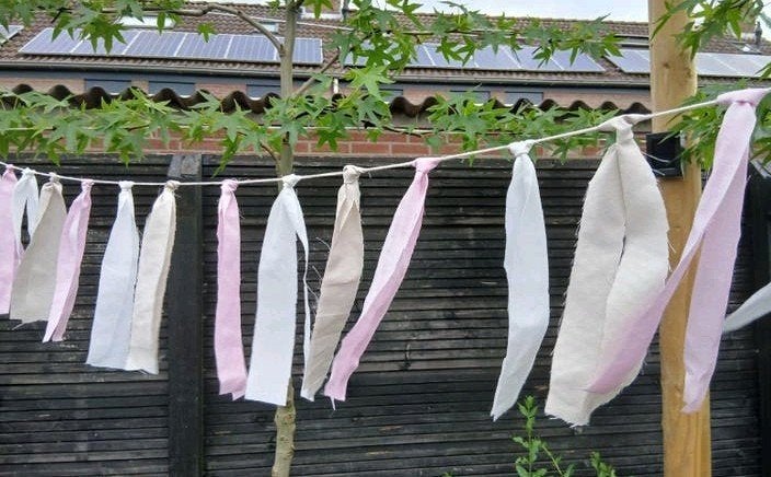 Stoffen slinger | vlaggenlijn | 3 meter | beige wit roze, Ophalen of Verzenden, Zo goed als nieuw, Versiering, Geboorte of Huwelijk
