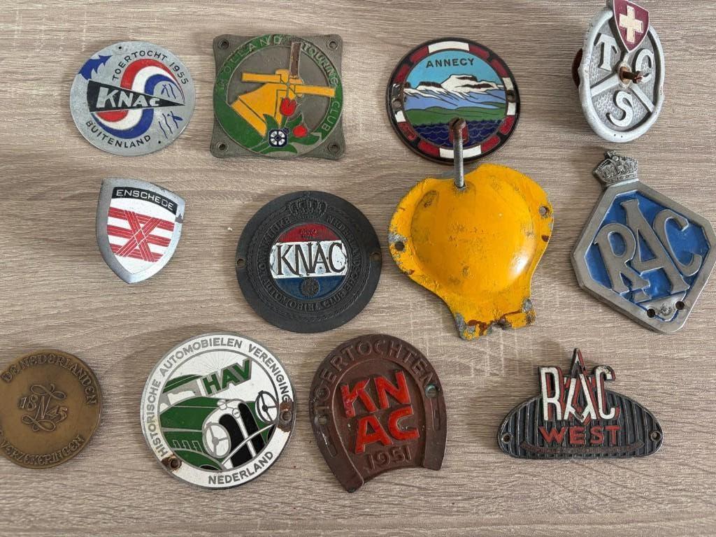 Set van 12 klassieke auto emblemen, Ophalen, Gebruikt, Merk, Button