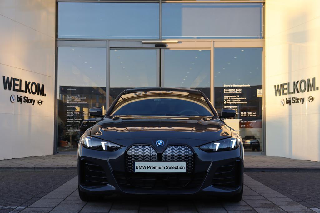 BMW i4 eDrive35 Gran Coupé M Sport / Schuif-kanteldak / Ach, Auto's, BMW, Achterwielaandrijving, Zwart, Met garantie (alle), 435 min