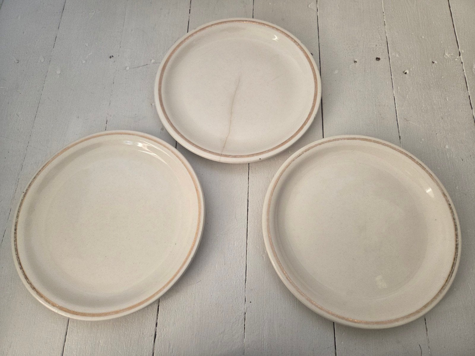 3 crèmekleurige borden met gouden randje, Gebruikt, Ophalen of Verzenden, Bord(en), Overige stijlen