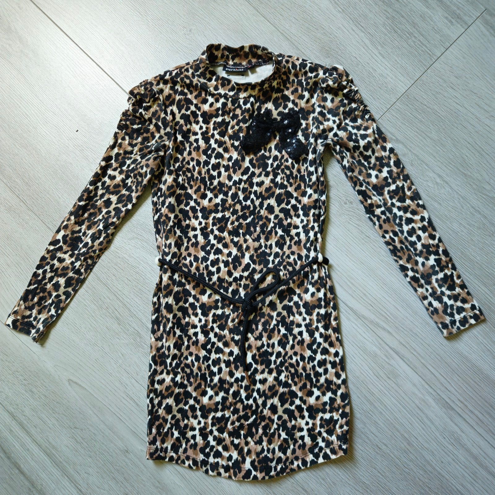 Leopardprint jurk met strik maat 134, Kinderen en Baby's, Persival, Meisje, Ophalen of Verzenden, Zo goed als nieuw