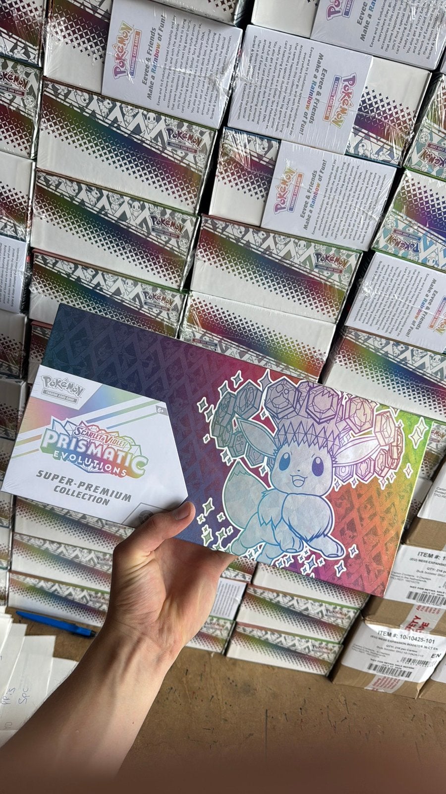 Prismatic evolutions upc special collection box, Ophalen of Verzenden, Zo goed als nieuw, Boosterbox