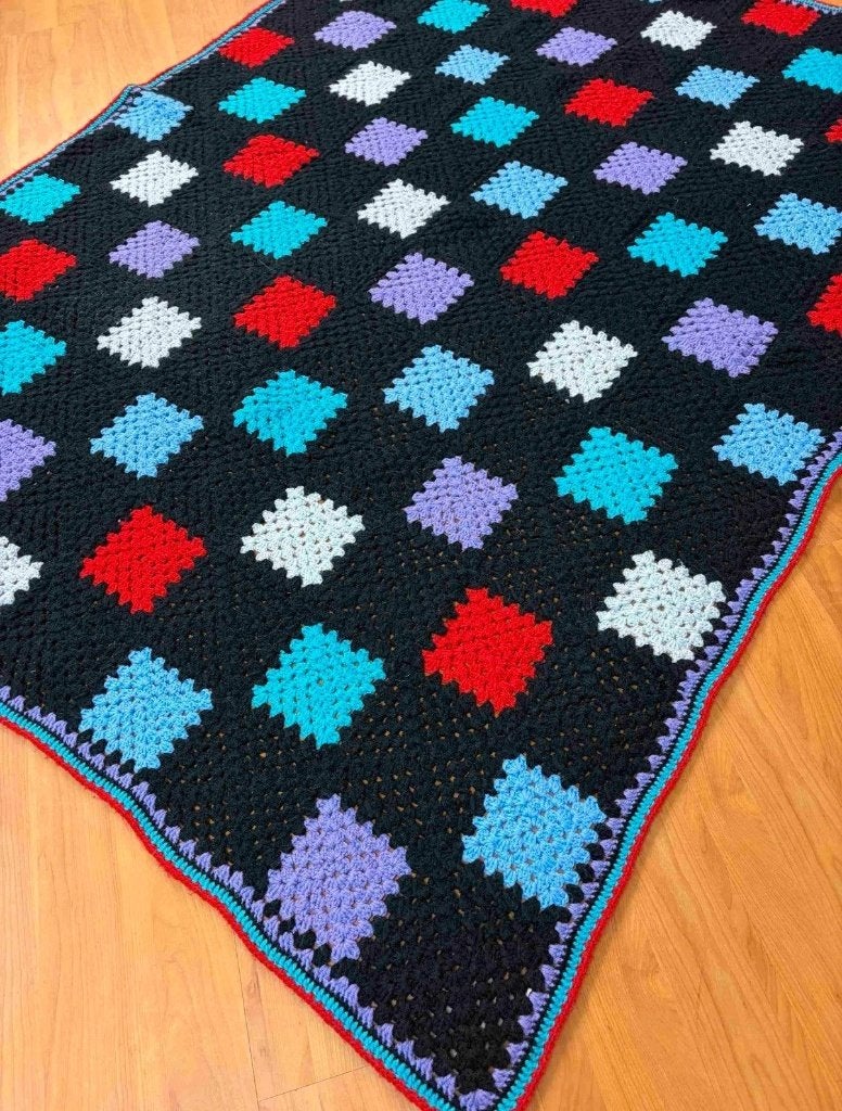 Granny woondeken gehaakt zwart met kleurtjes 160/125 cm, Zwart, Djt@dejuistetoon.eu, Ophalen of Verzenden, Zo goed als nieuw