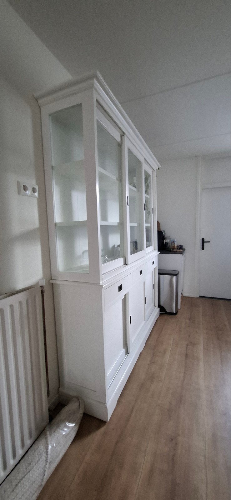 Mooie witte buffetkast met glazen schuifdeuren, Gebruikt, Met deur(en), Glas, Ophalen of Verzenden