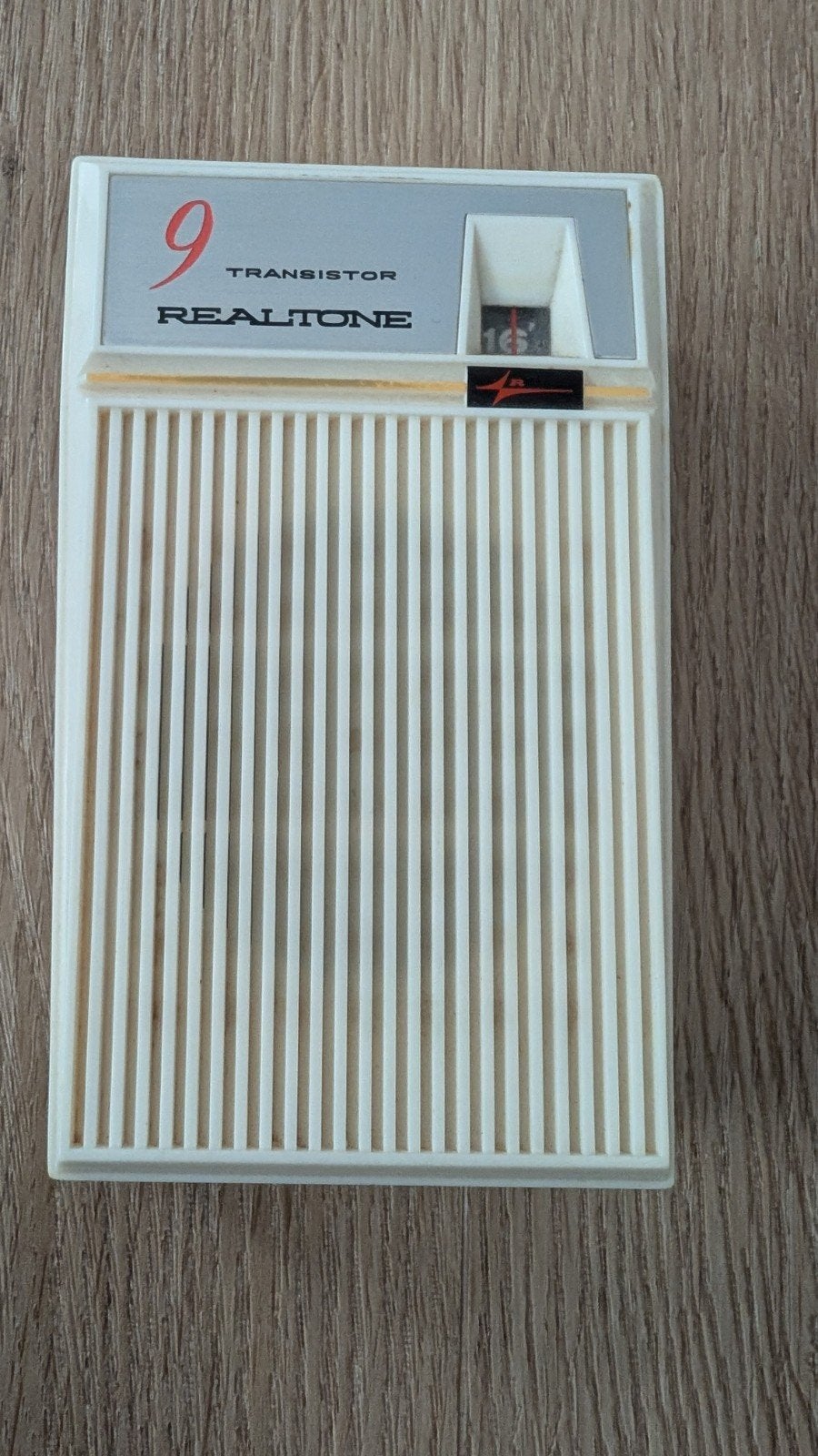 Realtone radio transistor model tr-1946, Antiek en Kunst, Ophalen