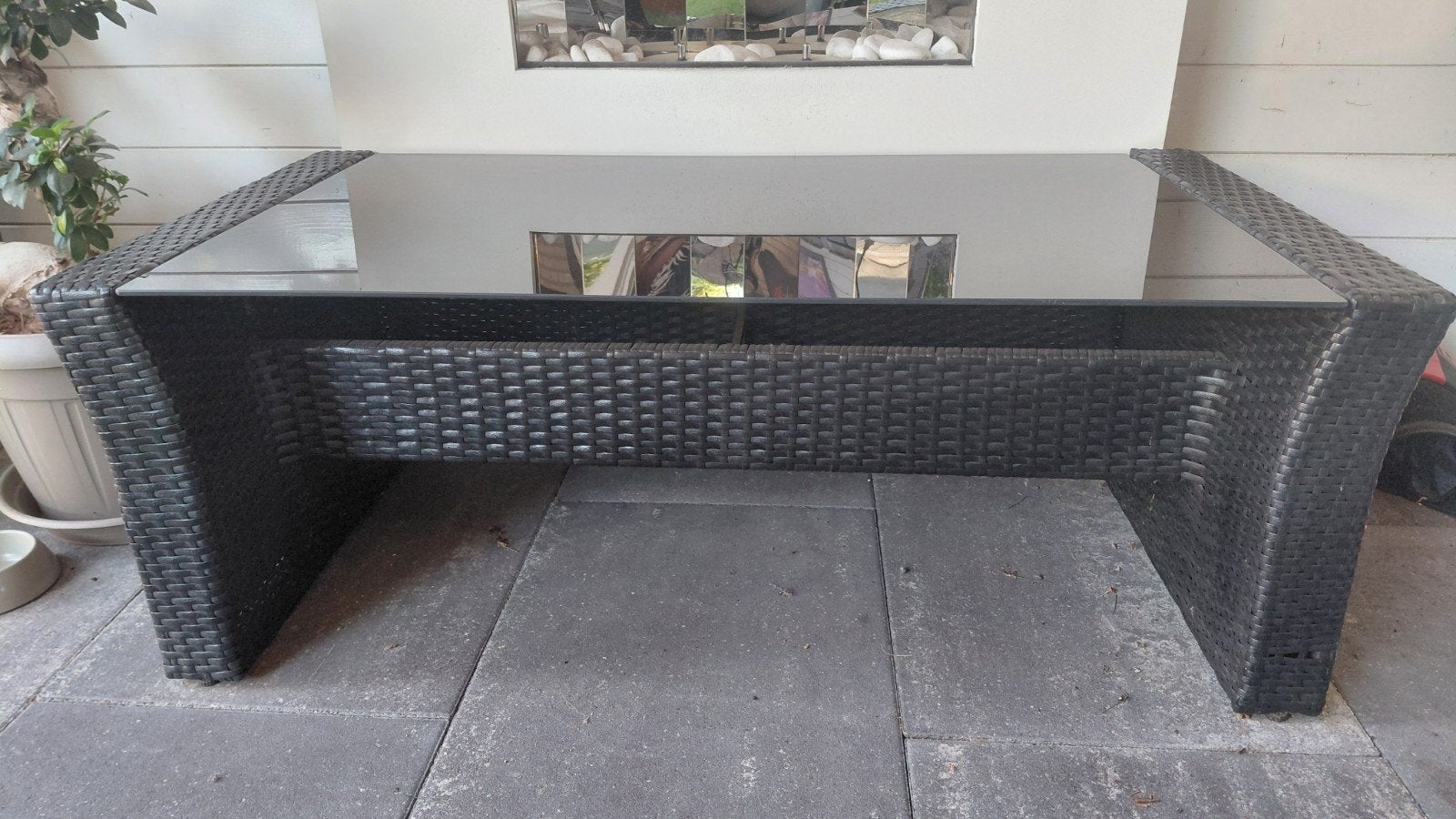 tuintafel met zwarte glasplaat., Ophalen, Zo goed als nieuw