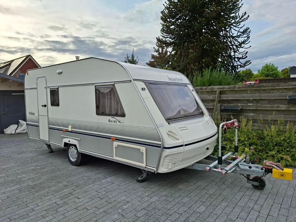 Beyerland Vitesse 460 MD  TOT 21 MEI OP MARKTPLAATS, Vast bed, Koelkast, Treinzit, Particulier