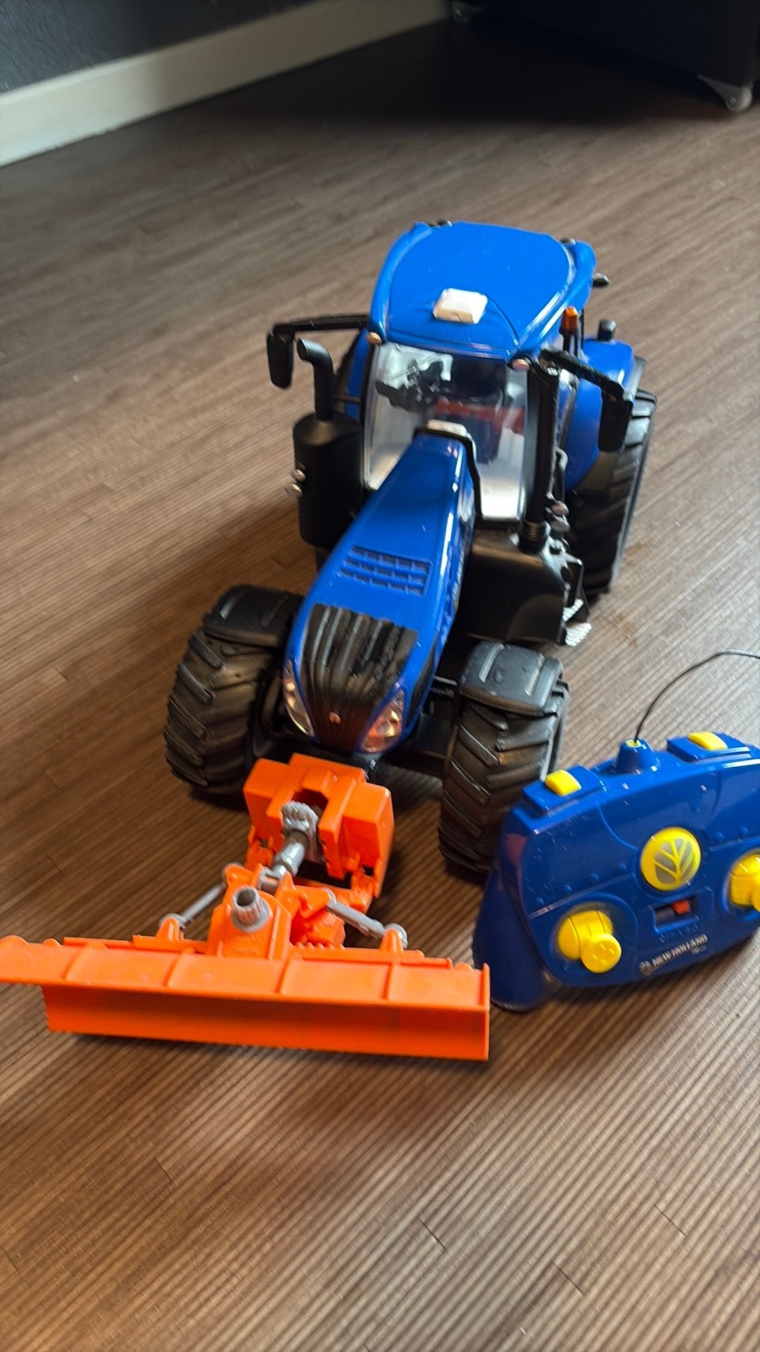 Maisto New Holland trekker afstand bestuurbaar, Ophalen of Verzenden, Zo goed als nieuw