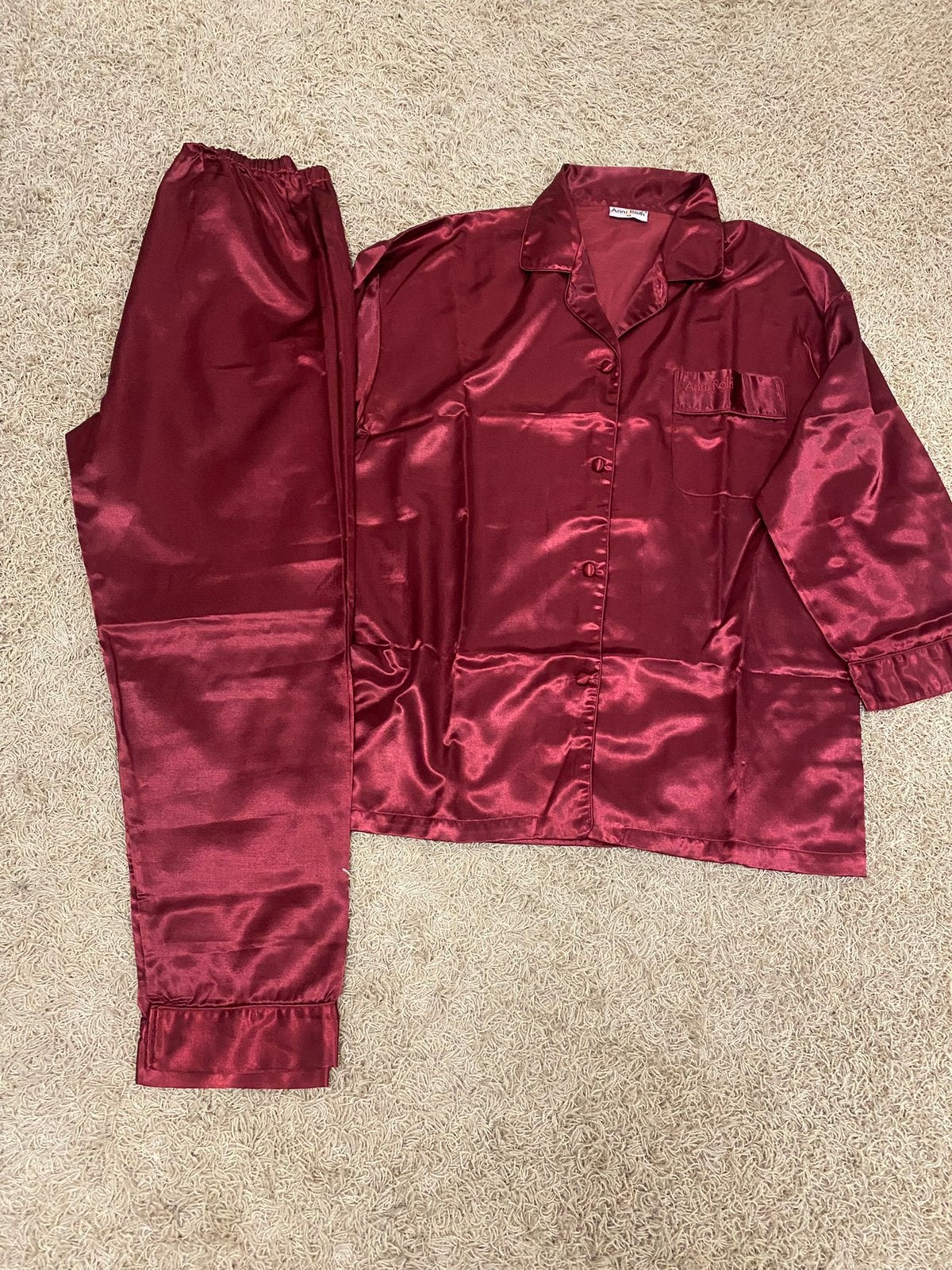 Nieuw!! Mooie Satijnen Dames Pijama maat M/L   bordeauxrood, Kleding | Dames, Pyjama's, Ophalen of Verzenden, Zo goed als nieuw