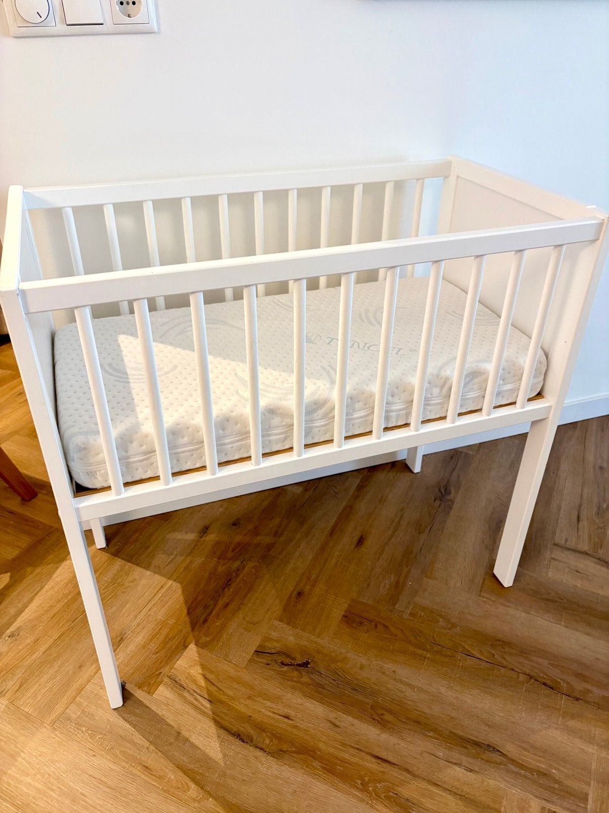 Europe Baby Jill wieg mat wit – inclusief matras, Kinderen en Baby's, Babywiegjes en Ledikanten, Ophalen, Zo goed als nieuw, Wieg