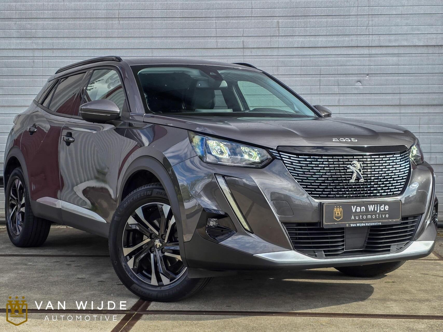 PEUGEOT 2008 1.2 ALLURE|AUTOMAA|CARPLAY|360CAMERA, Gebruikt, Zwart, 1199 cc, Leder en Stof