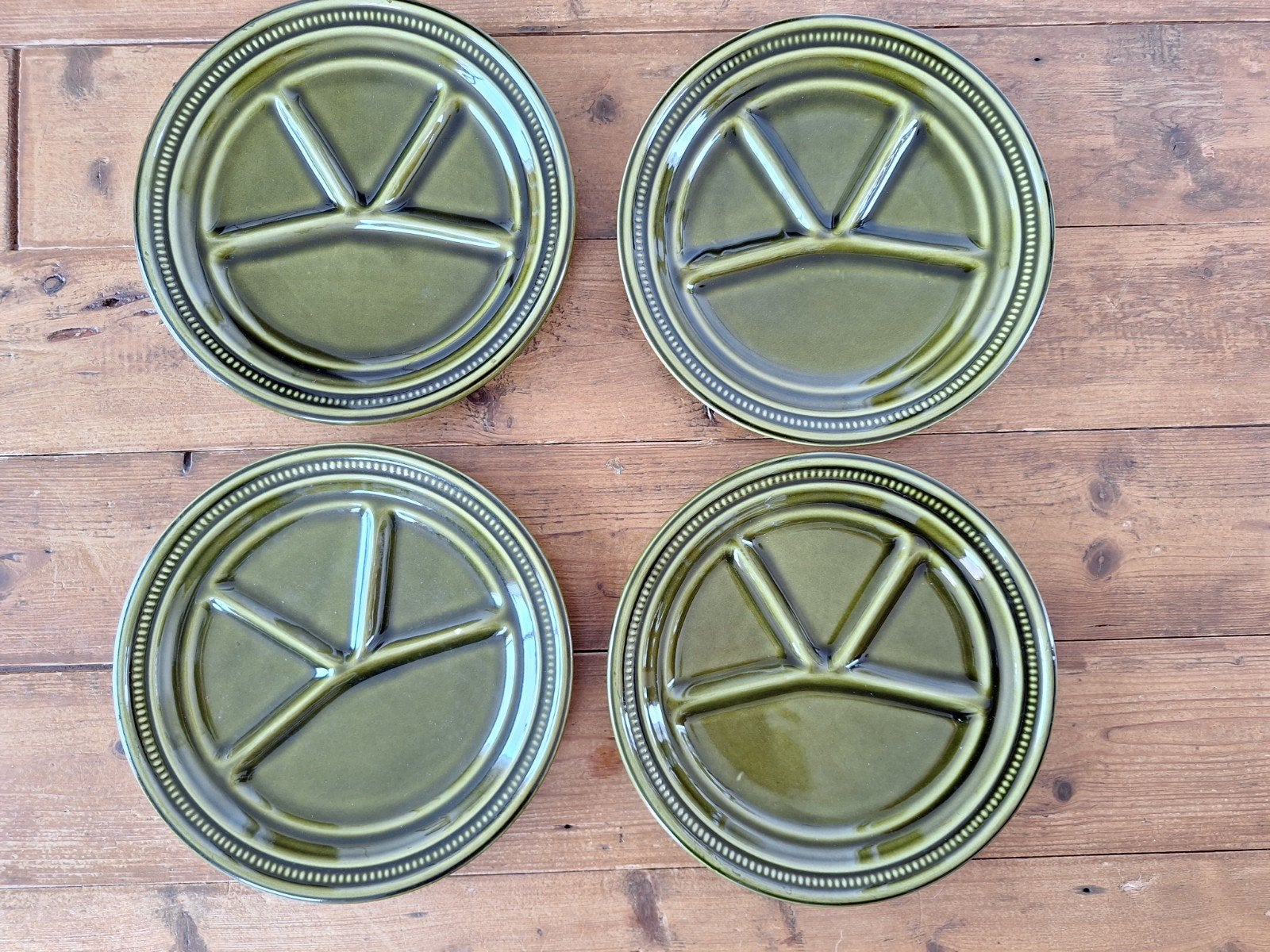 4 flessengroene fondueborden keramiek, Ophalen of Verzenden, Keramiek, Overige stijlen, Bord(en)