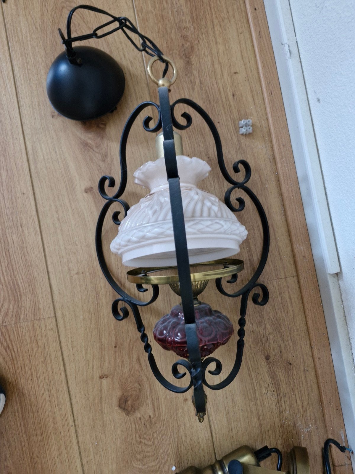 Vintage hanglamp met smeedijzeren frame en glazen kappen, Antiek en Kunst, Ophalen
