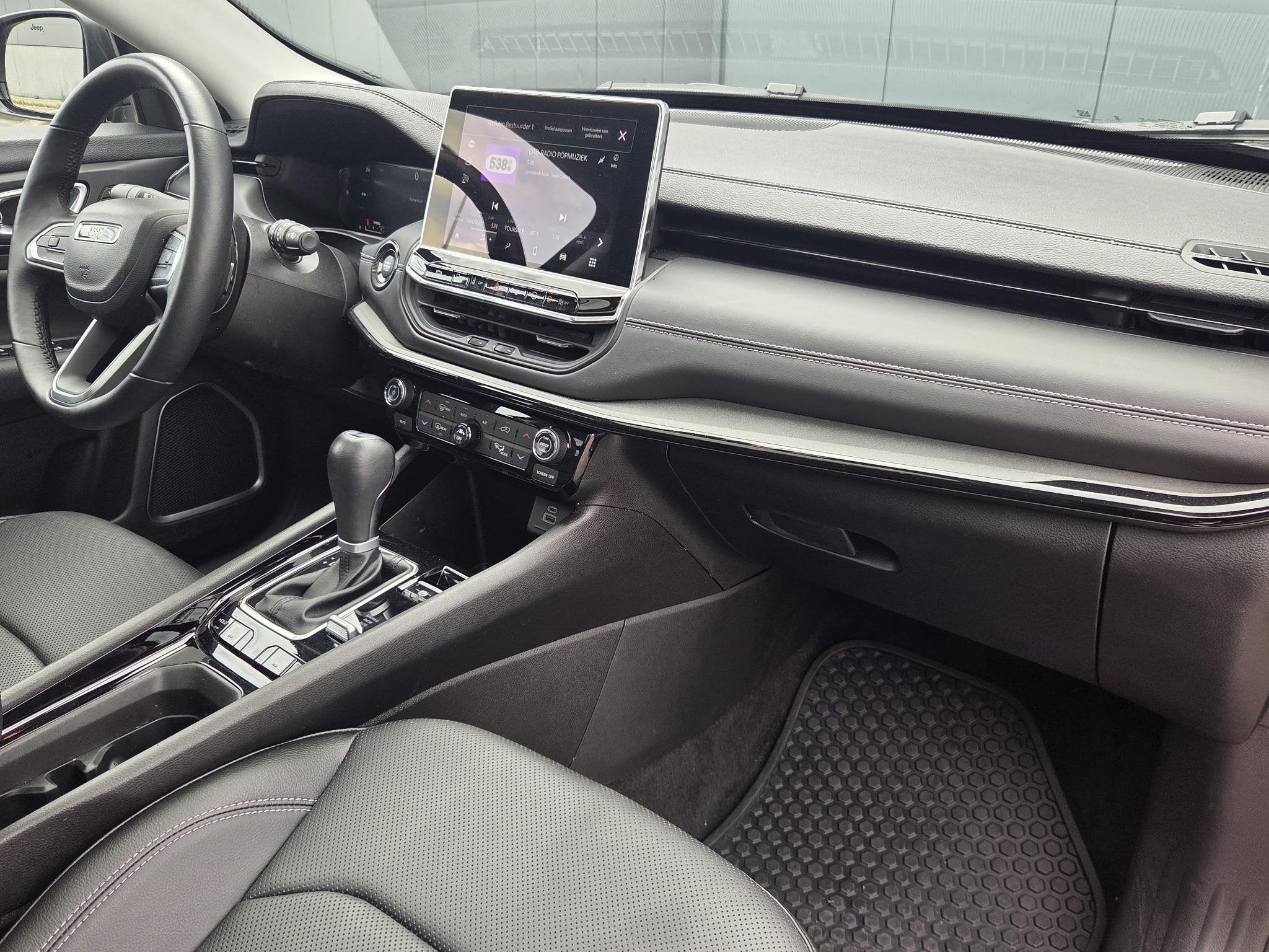 Jeep Compass 4xe 240 Plug-in Hybrid Electric Summit | Apple-, Auto's, Automaat, 4 cilinders, Automatische klimaatregeling, Zwart
