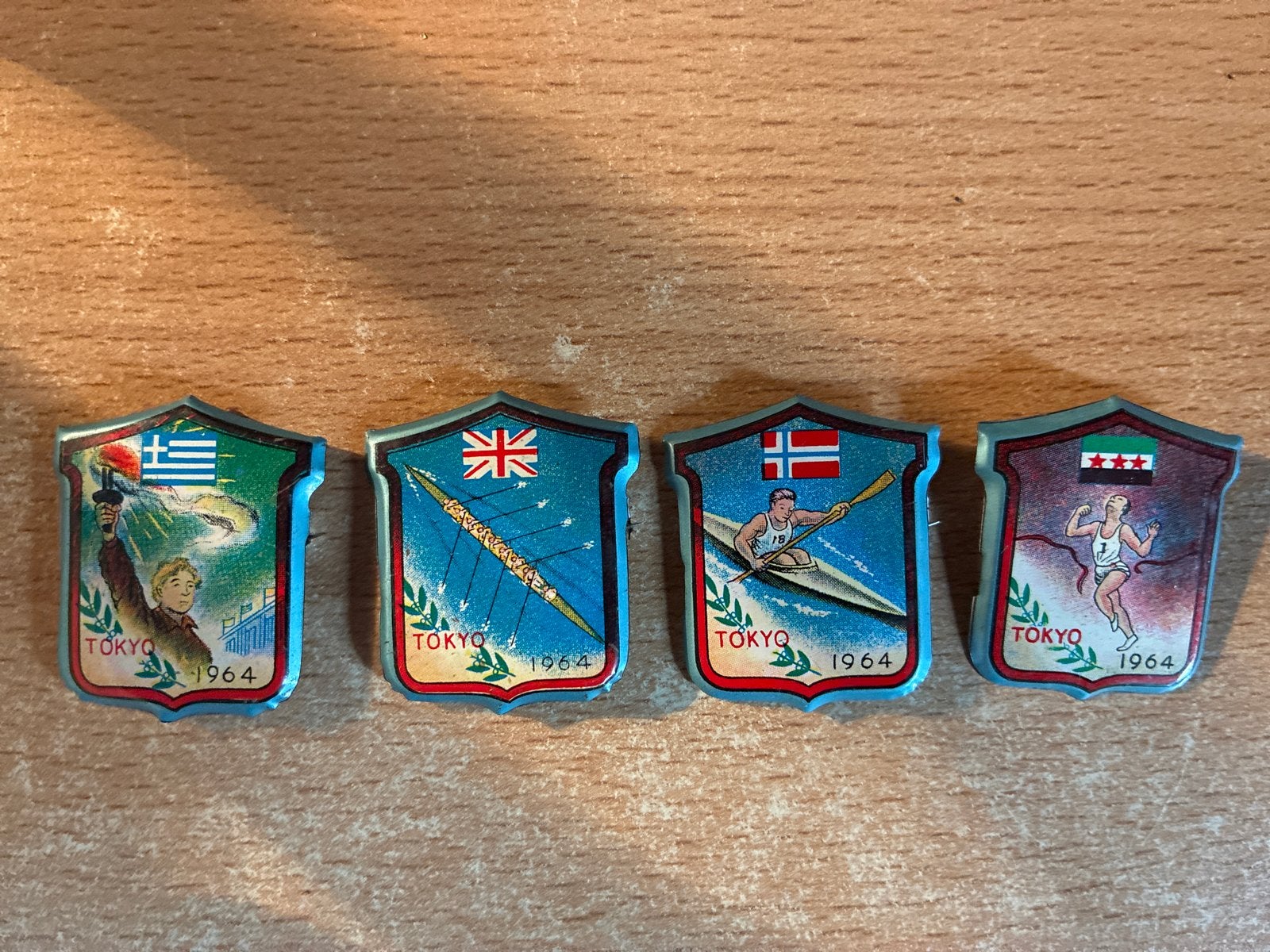 Set van 4 Olympische Spelen Tokyo 1964 buttons, Ophalen of Verzenden, Gebruikt, Sport, Button