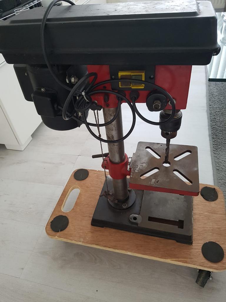 Aangeboden tafel boormachine / gereedschap tafelboormachine, Ophalen of Verzenden, Zo goed als nieuw, Boormachine