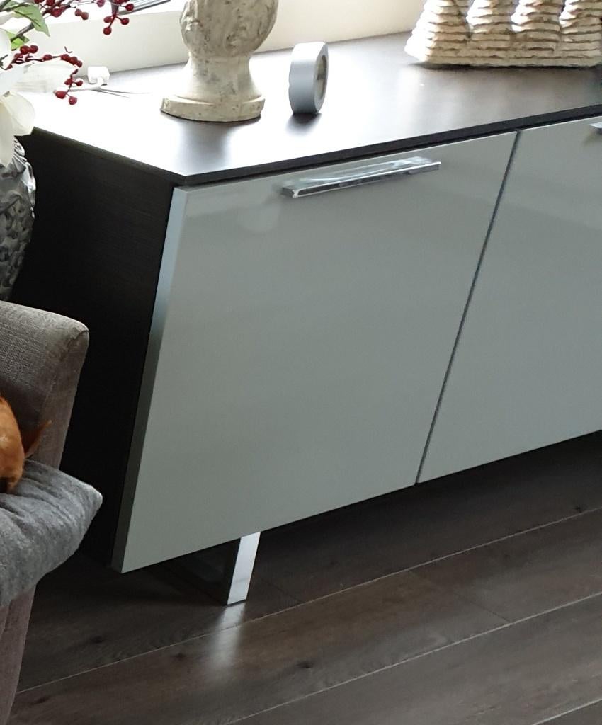 Mooi dressoir in zeer goede staat. Lichtgrijs hoogglans, Ophalen, Met plank(en), 200 cm of meer, 50 tot 75 cm