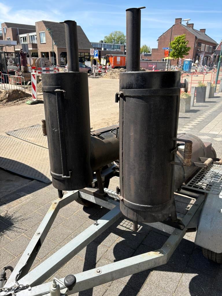 2 stuks BBQ smoker op aanhanger dik staal foodtruck, Ophalen, Zo goed als nieuw