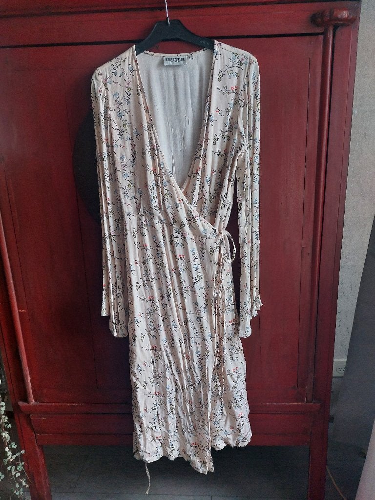 Prachtige Essentiel omslagjurk maat 38 NIEUW, Kleding | Dames, Jurken, Maat 38/40 (M), Overige kleuren, Nieuw, Ophalen of Verzenden
