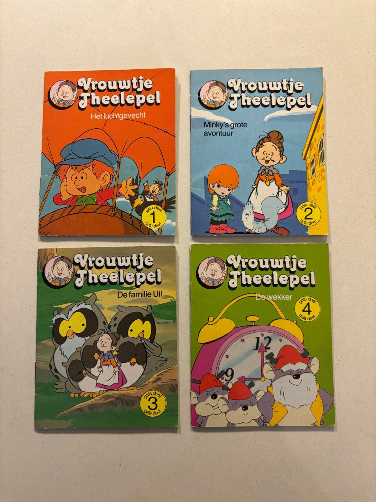 Vrouwtje Theelepel Boekjes - Set van 4 gala boekjes 1985!, Ophalen of Verzenden, Gelezen, Fictie algemeen