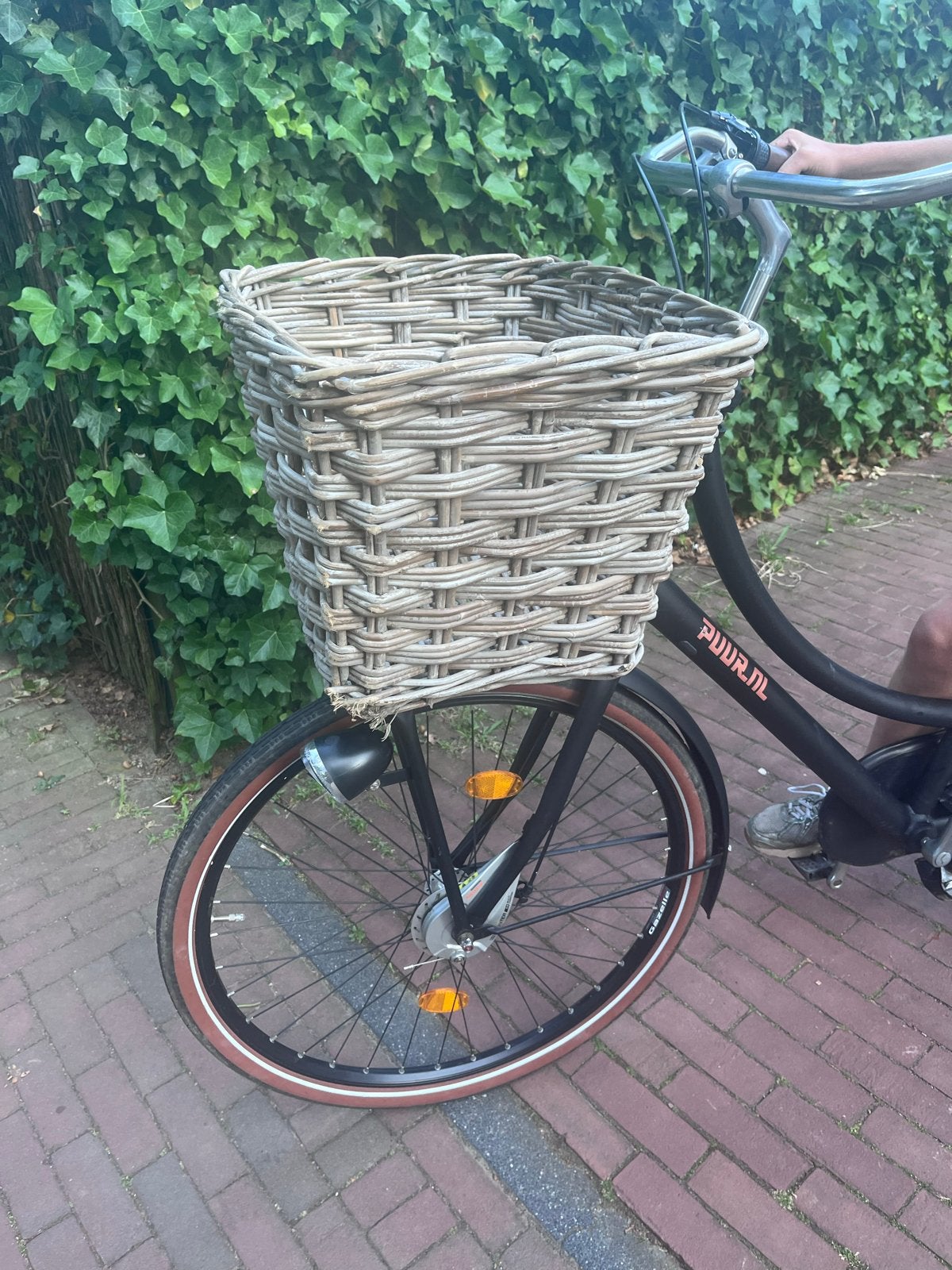Mooie rieten fietsmand voorop de fiets, Ophalen of Verzenden, Gebruikt, Fietsmand, Stuurbevestiging
