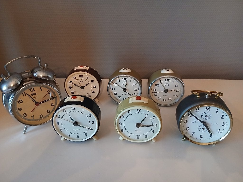 Een lot van 7 wekkers, Ophalen