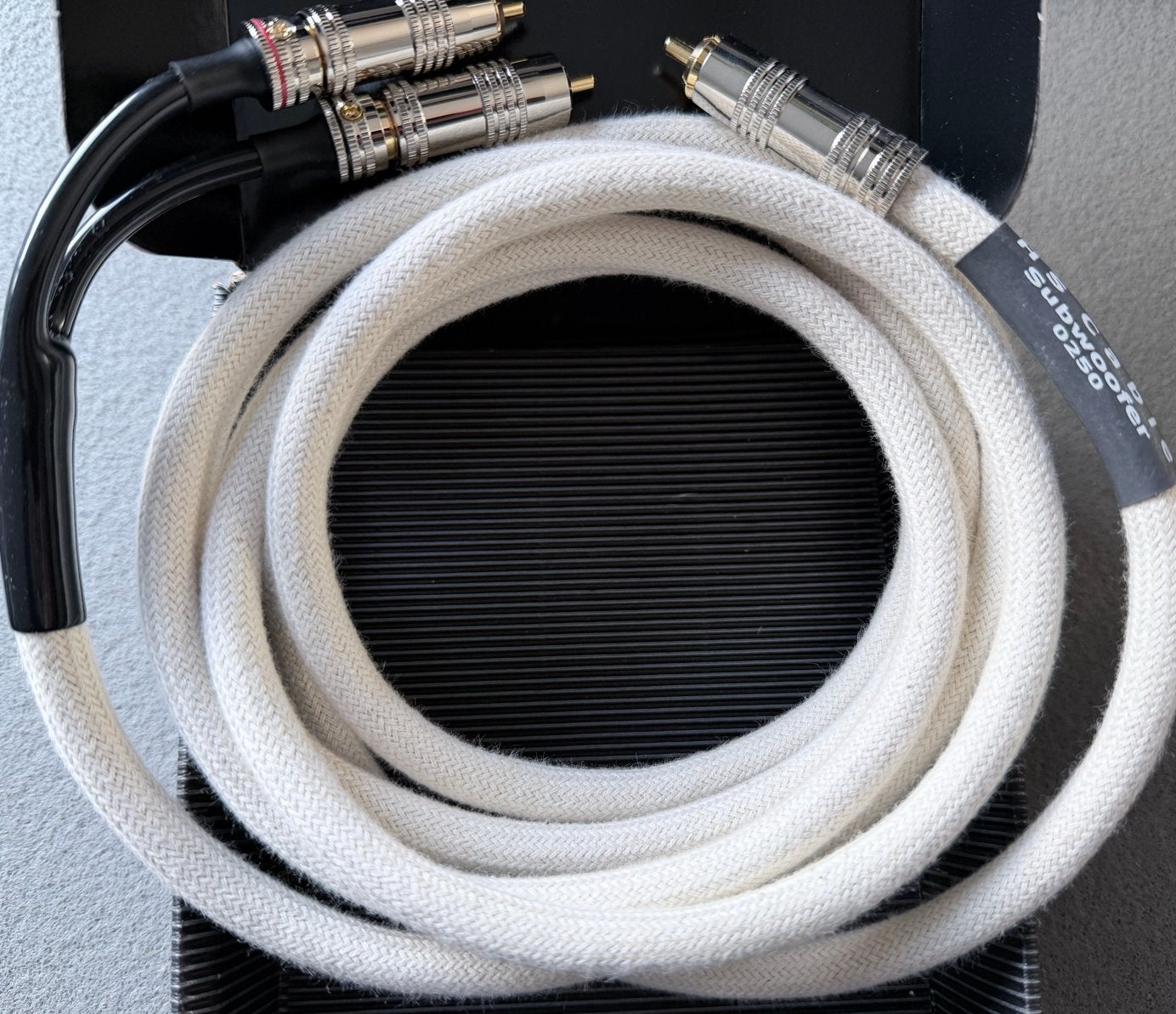HS Cable Subwooferkabel 250cm RCA -> 2x RCA, HS Cable, Nieuw, Ophalen of Verzenden, 2 tot 5 meter