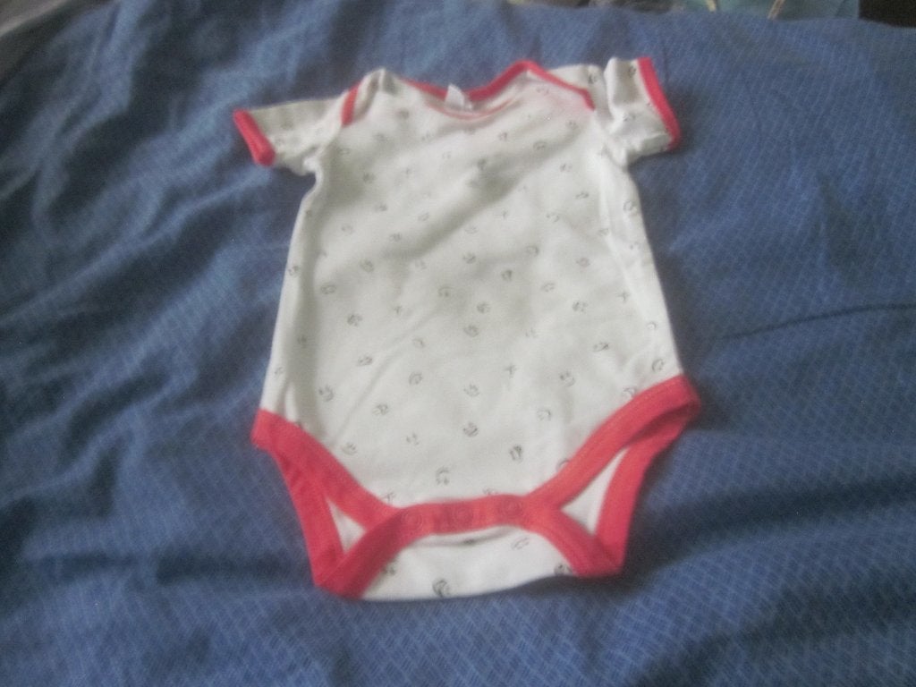 Nieuw wit/zalm/zwart rompertje met smileys maat 50/56, Ophalen of Verzenden, Nieuw, Jongetje of Meisje, Nacht- of Onderkleding