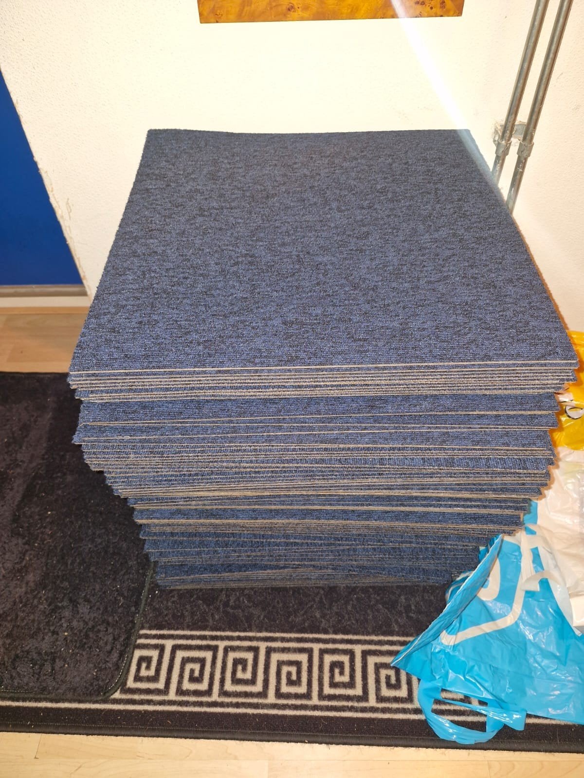 150 stuks blauwe tapijttegels, Minder dan 50 cm, Gebruikt, Blauw, Vierkant