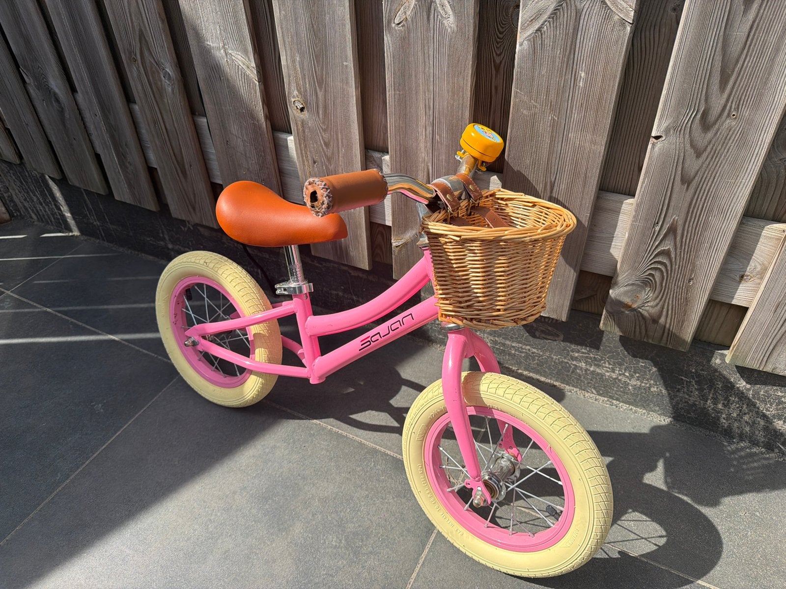 Mooie roze loopfiets met Bumba bel en mandje, Ophalen, Gebruikt, Loopfiets
