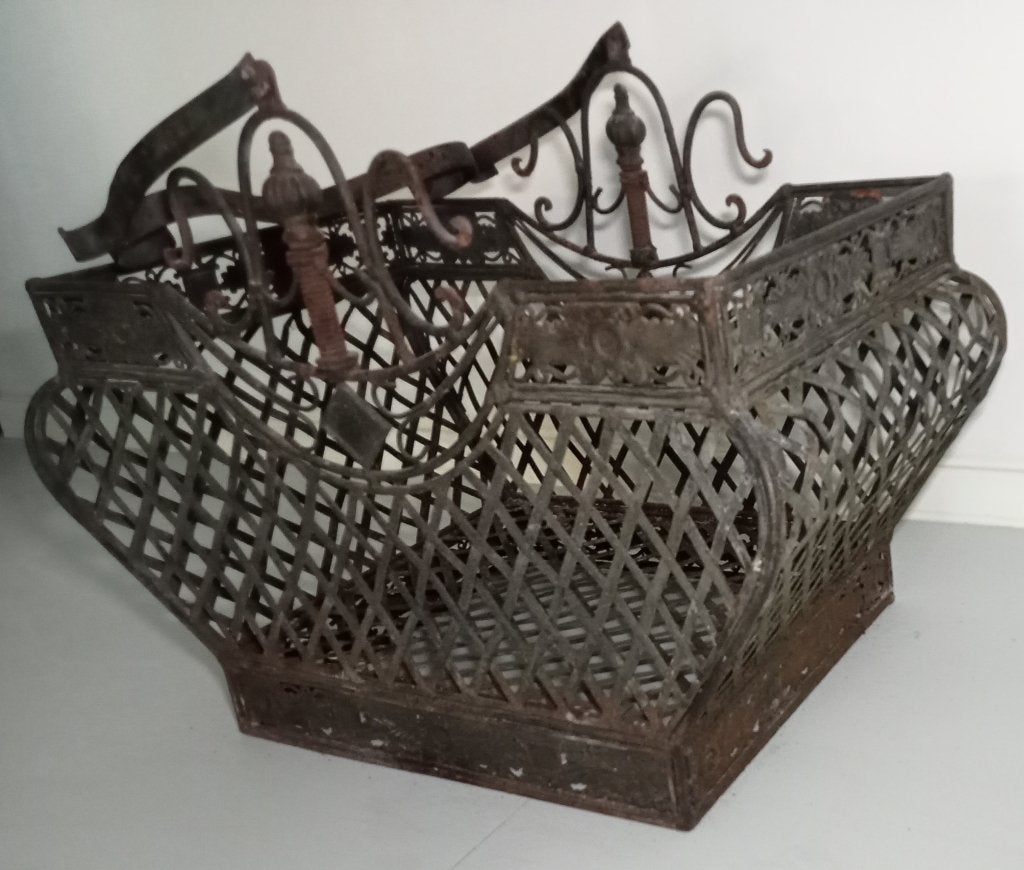 SIERLIJKE METALEN MAND MET HENGSEL HAARDHOUT MAND, Ophalen, Overige materialen, Gebruikt, Mand