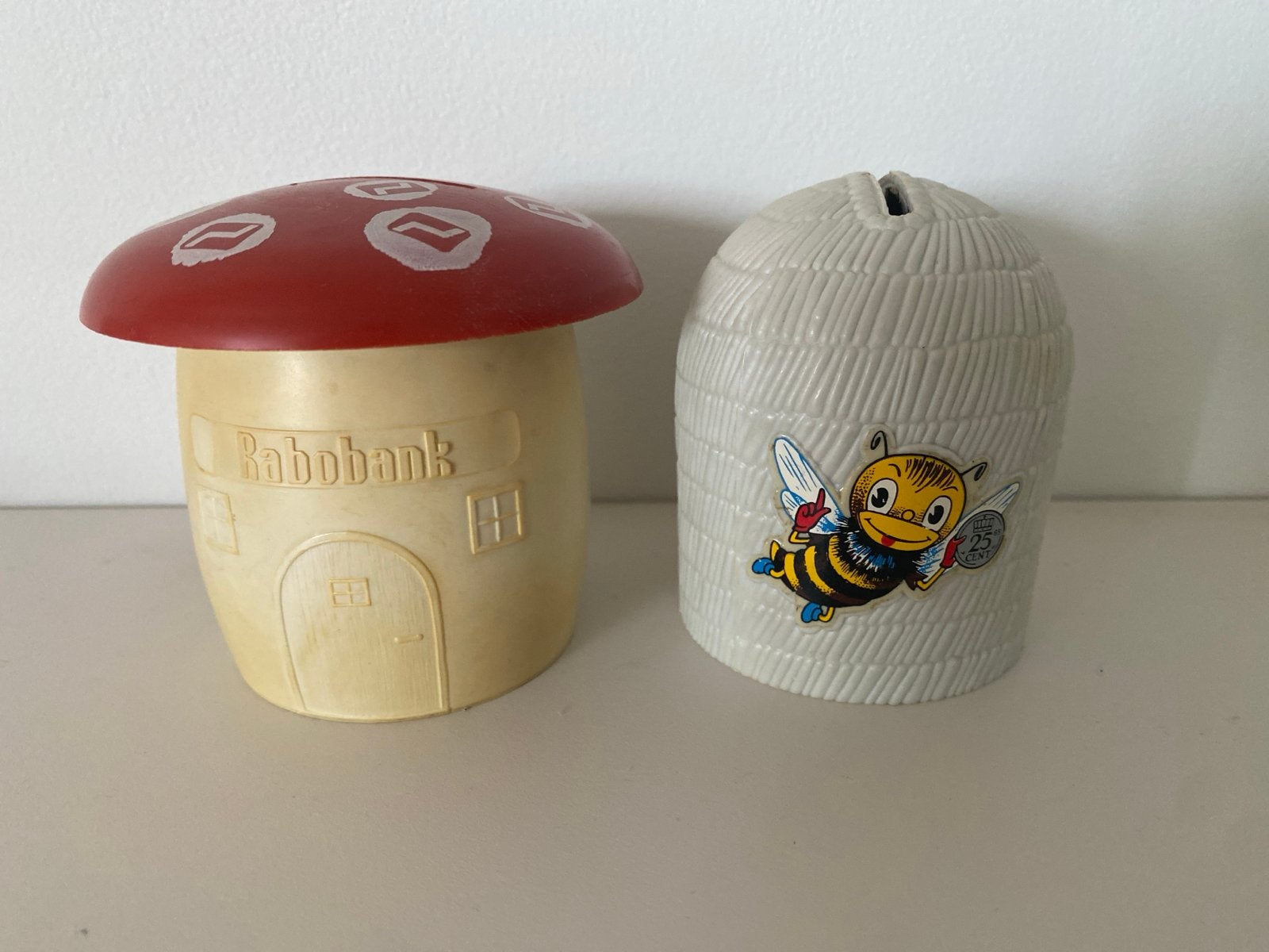Vintage Rabobank spaarpotjes: paddenstoel en bijenkorf, Ophalen of Verzenden, Gebruikt, Kunststof, Dier