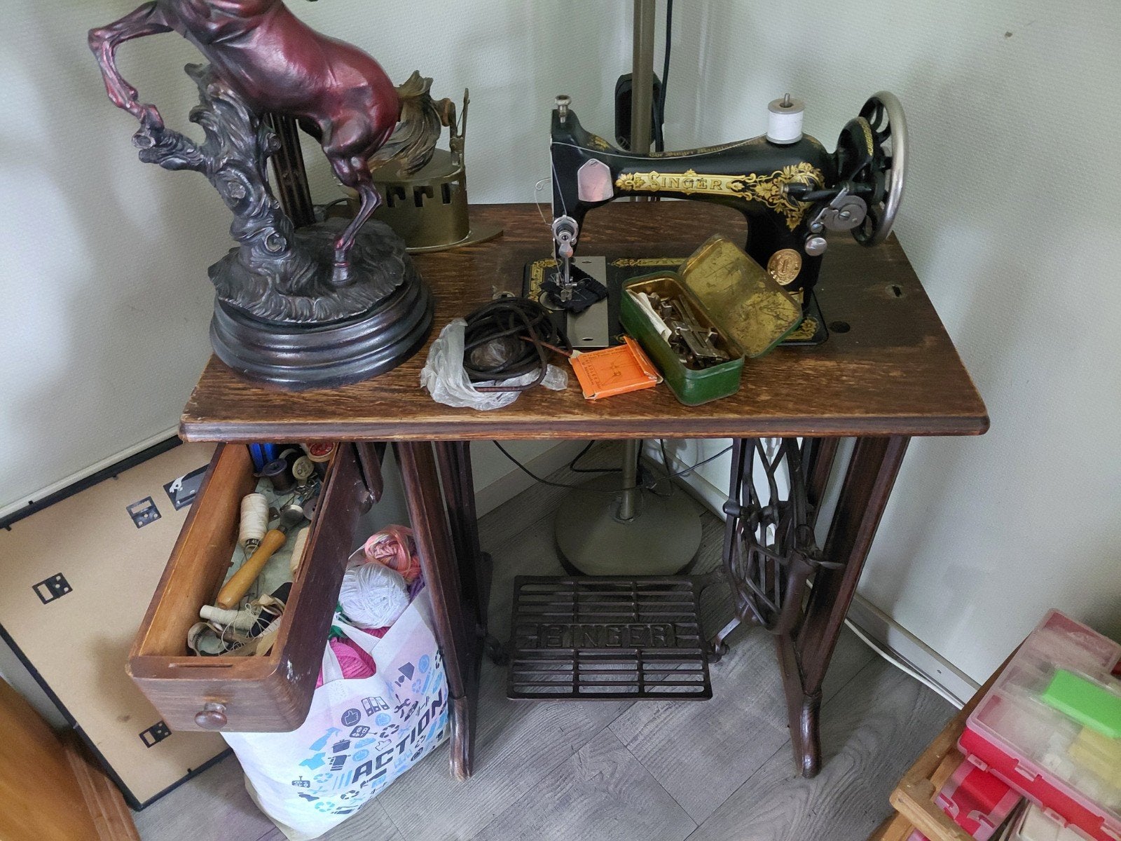 Antieke Singer Naaimachine No. 28 met originele documenten, Ophalen