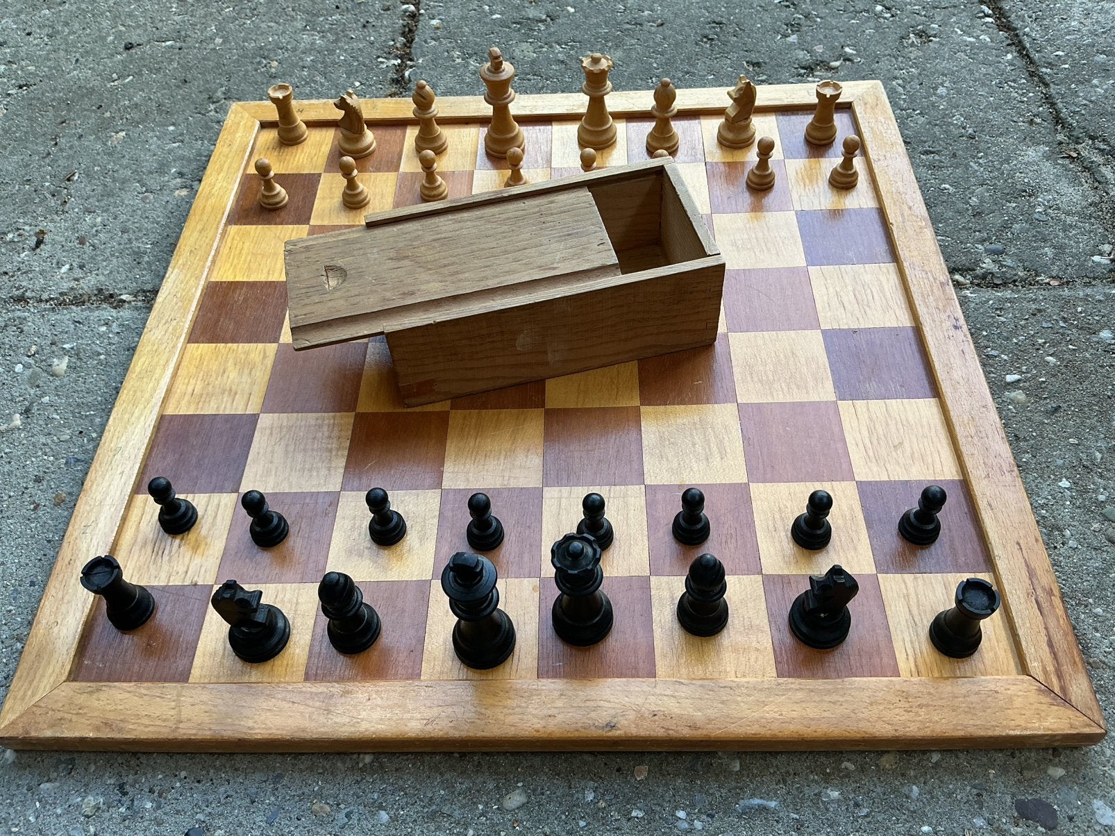 Homas Schaakbord 39x39 + houten schaakstukken + kist K 6 cm, Hobby en Vrije tijd, Gezelschapsspellen | Bordspellen, Een of twee spelers