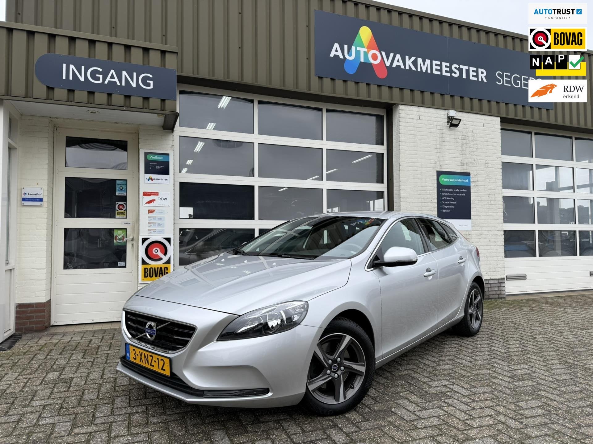 Volvo V40 1.6 T3 Momentum|Goed onderhouden|Trekhaak|, Auto's, Gebruikt, Zwart, 4 cilinders, 150 pk