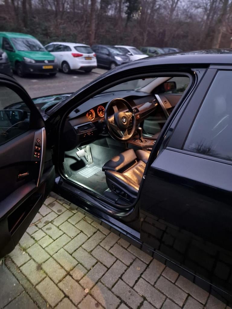 BMW 5-Serie 4.4 I 545 AUT 2004 Zwart, Automaat, Achterwielaandrijving, 1610 kg, 8 cilinders