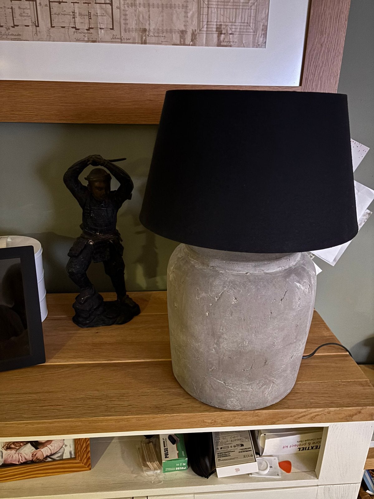 Mooie lamp met beton voet, Huis en Inrichting, Overige materialen, Grijs, Landelijk, Zo goed als nieuw