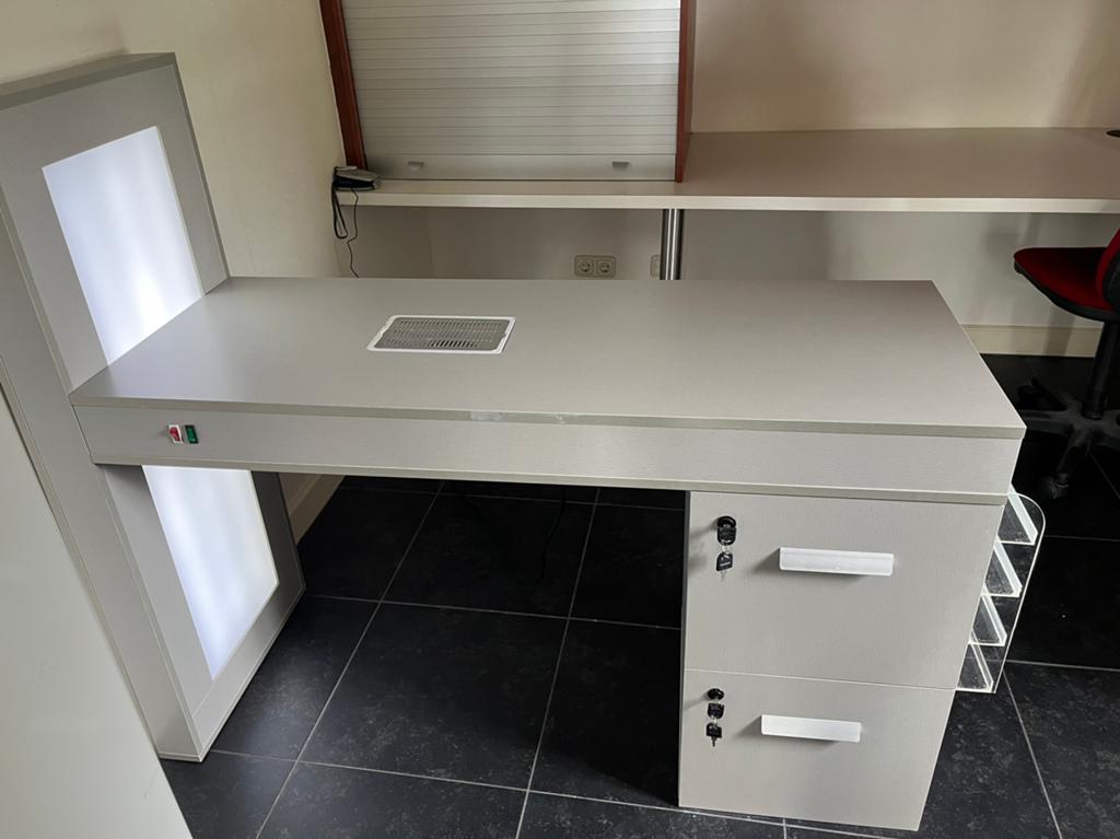 Manicure tafel met afzuiging en verlichting, Ophalen, Gebruikt, Grijs, Handen en Nagels