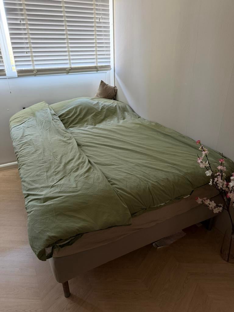 Boxspring, Huis en Inrichting, Slaapkamer | Boxsprings, Zo goed als nieuw, 140 cm, 200 cm, Twijfelaar, Grijs, Ophalen