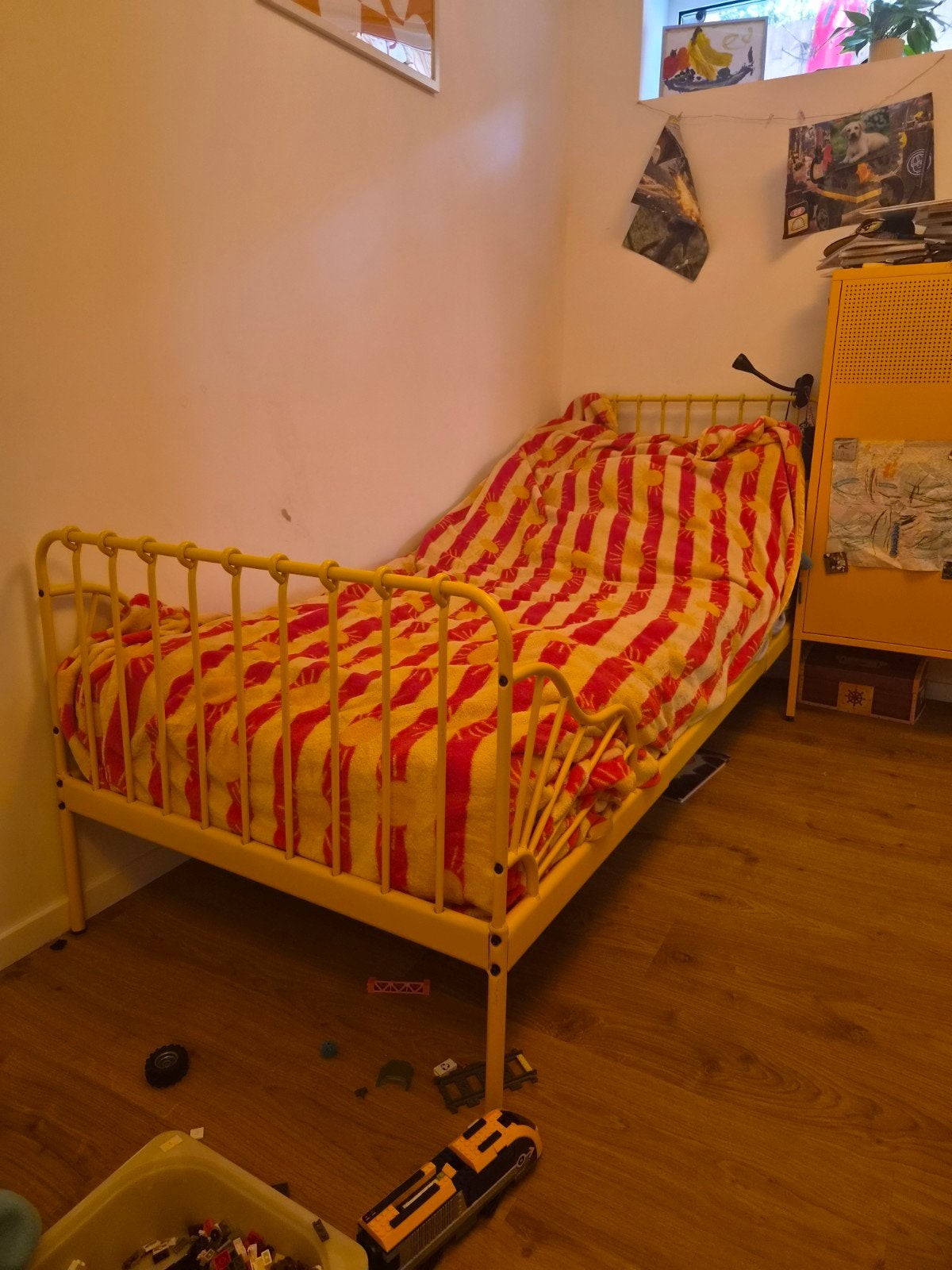 Geel IKEA MINNEN uitschuifbed met lattenbodem, Ophalen of Verzenden, 80 cm, 200 cm, Metaal