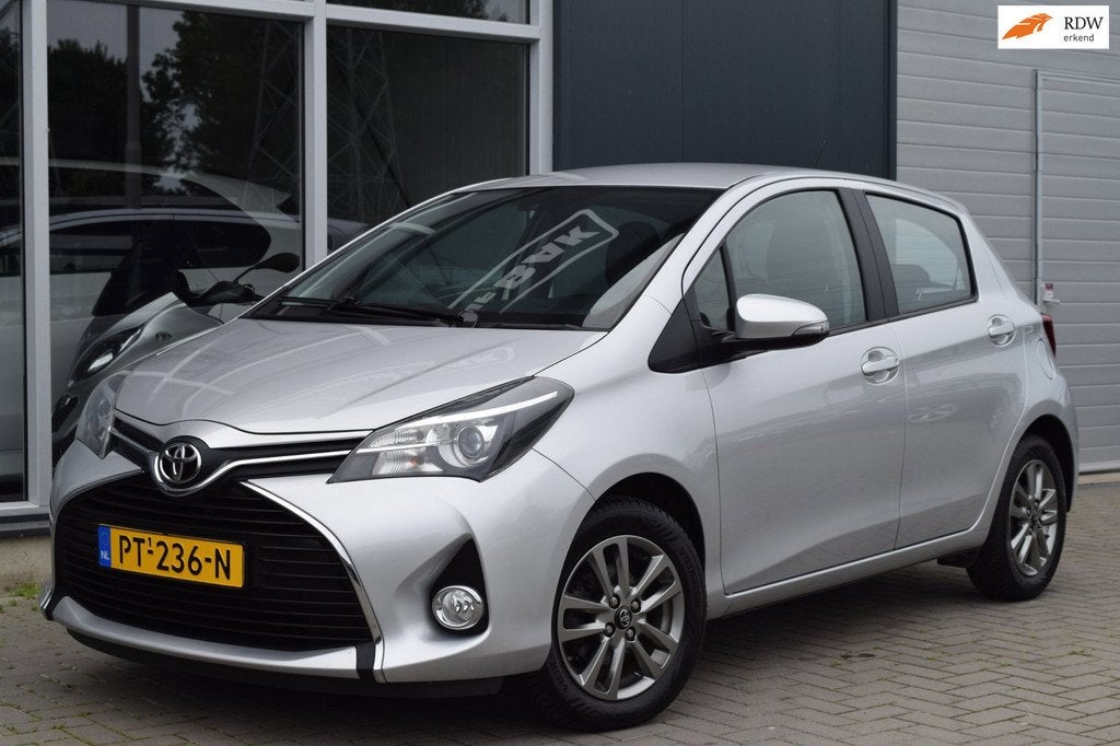 Toyota Yaris 1.3 VVT-i Lounge | Airco | Camera | APK 6-2027, Voorwielaandrijving, Euro 5, Stof, Zwart
