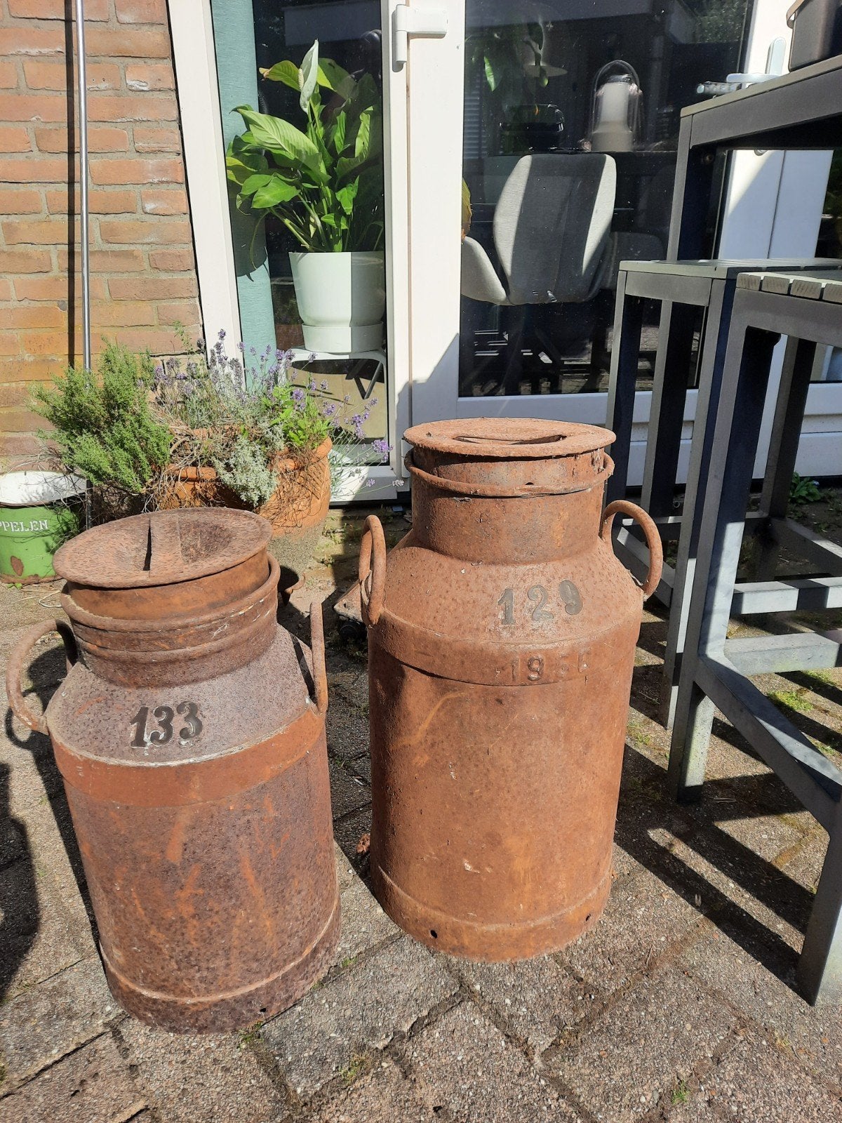 Set van 2 Antieke Melkbussen Roestig, Ophalen