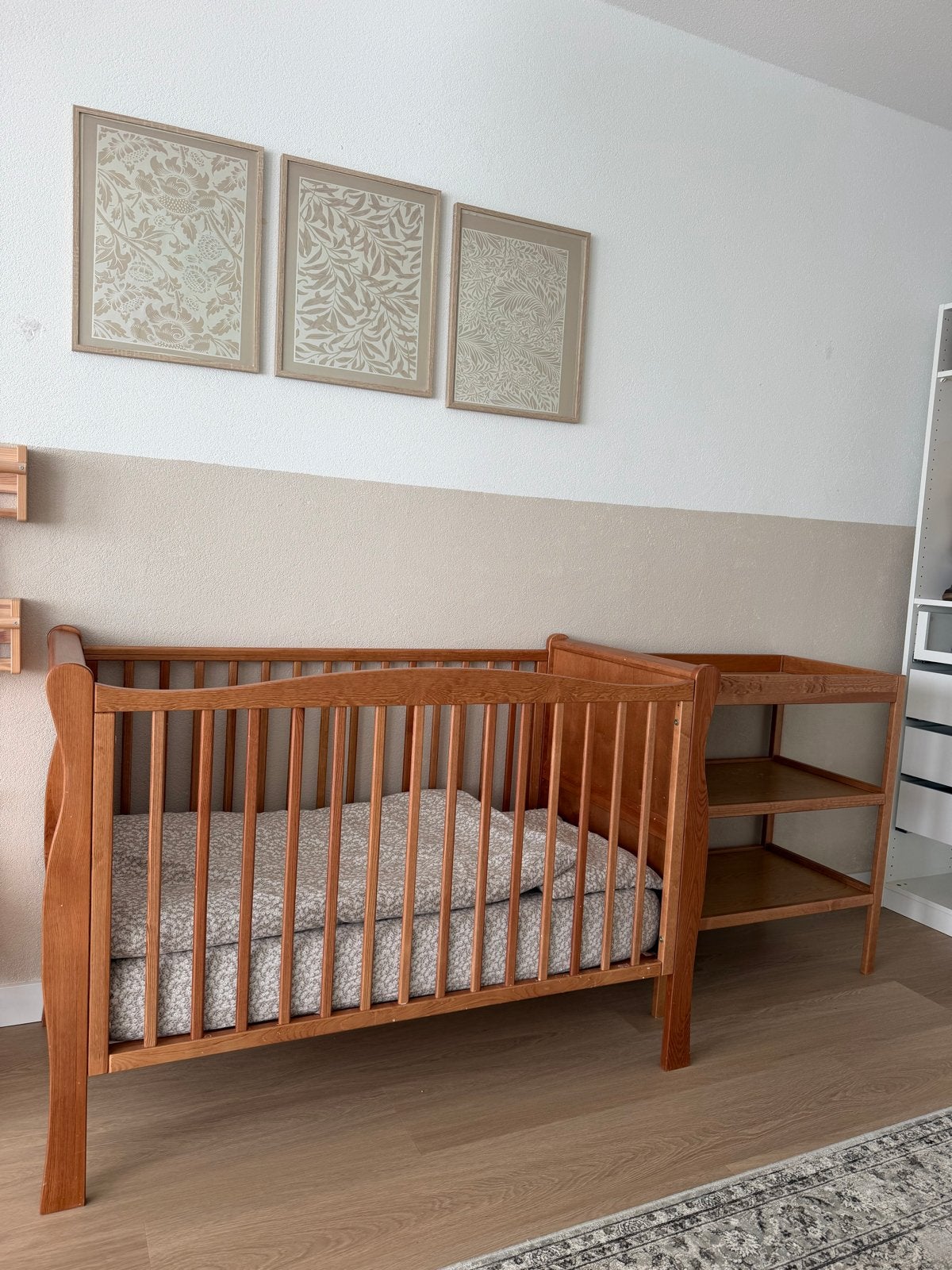 Vintage houten ledikant + commode – warme walnoottint, Kinderen en Baby's, Ophalen, 140 tot 160 cm, Zo goed als nieuw, Matras