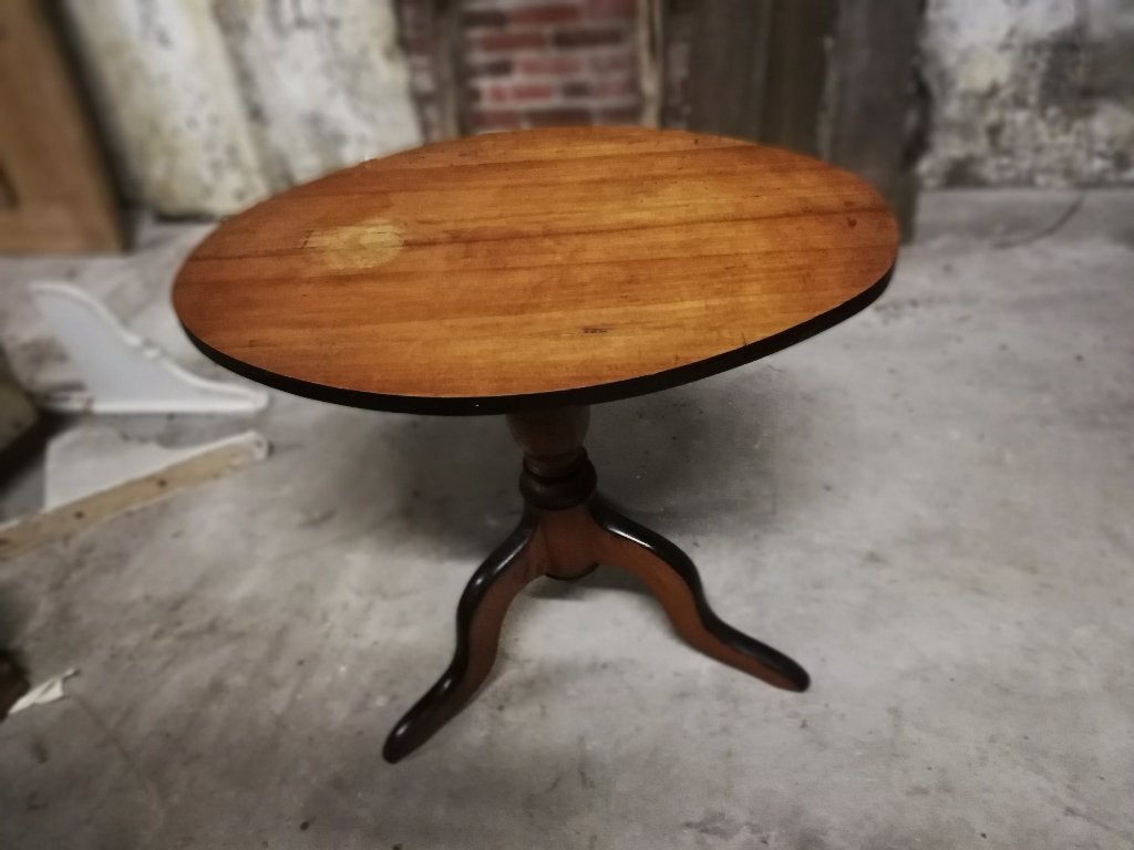 Ovaal antiek tafeltje 3 poten, zwart afgebiest 65x45,5, Ophalen