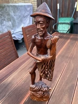 Uniek handgesneden Balinees vissersbeeld - 60 cm, Antiek en Kunst, Handgemaakt, Beeld, Hout, Bruin