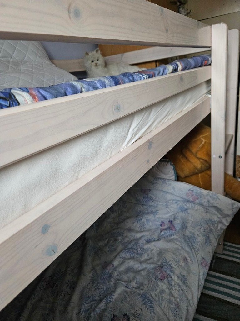 Foto 6 van Z.g.a.n. white wash Stapelbed met lattenbodems