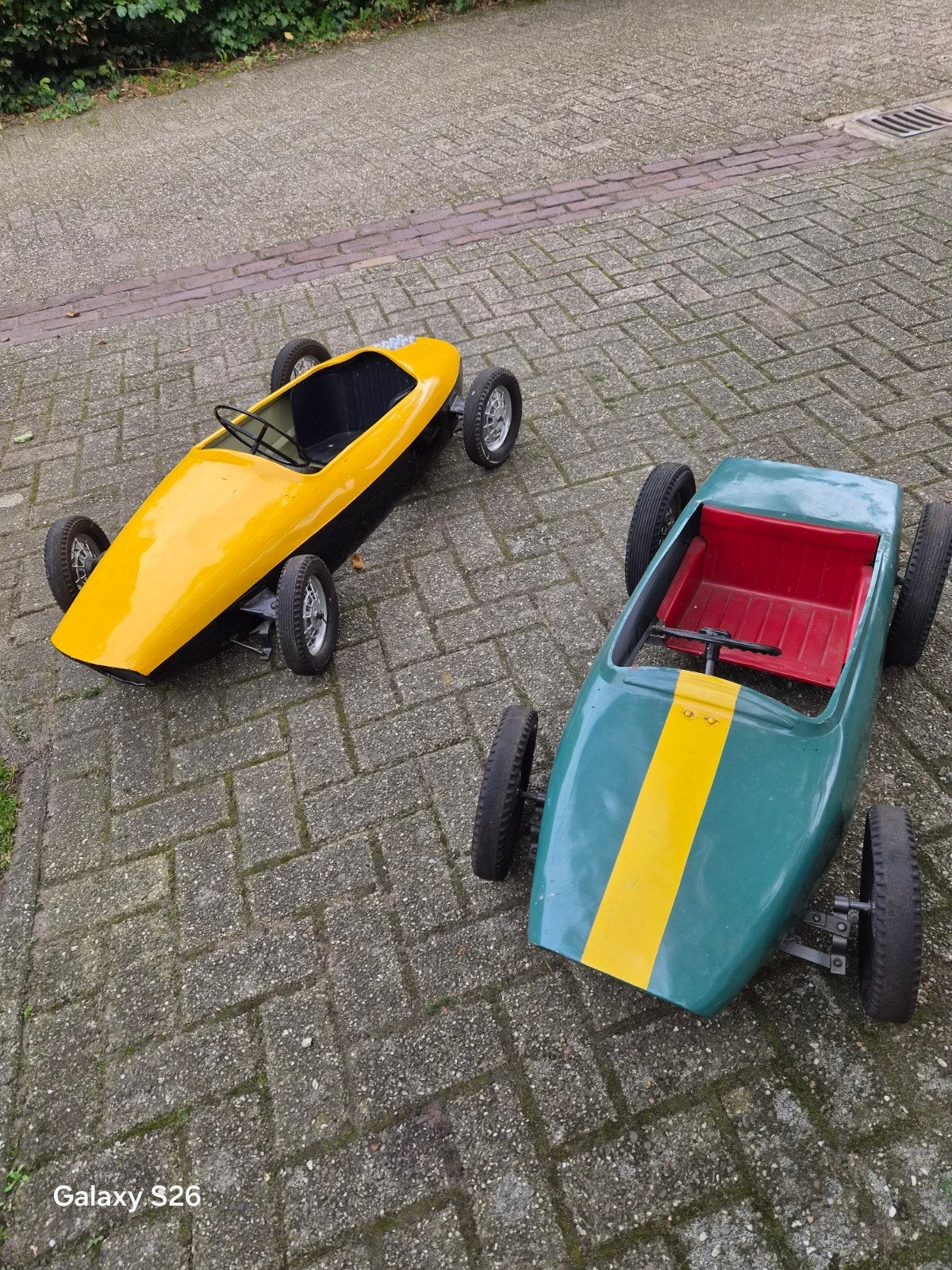 2 Antieke Stalen Trapauto's: Lotus (jaren '60) en Onbekend, Ophalen, Gebruikt
