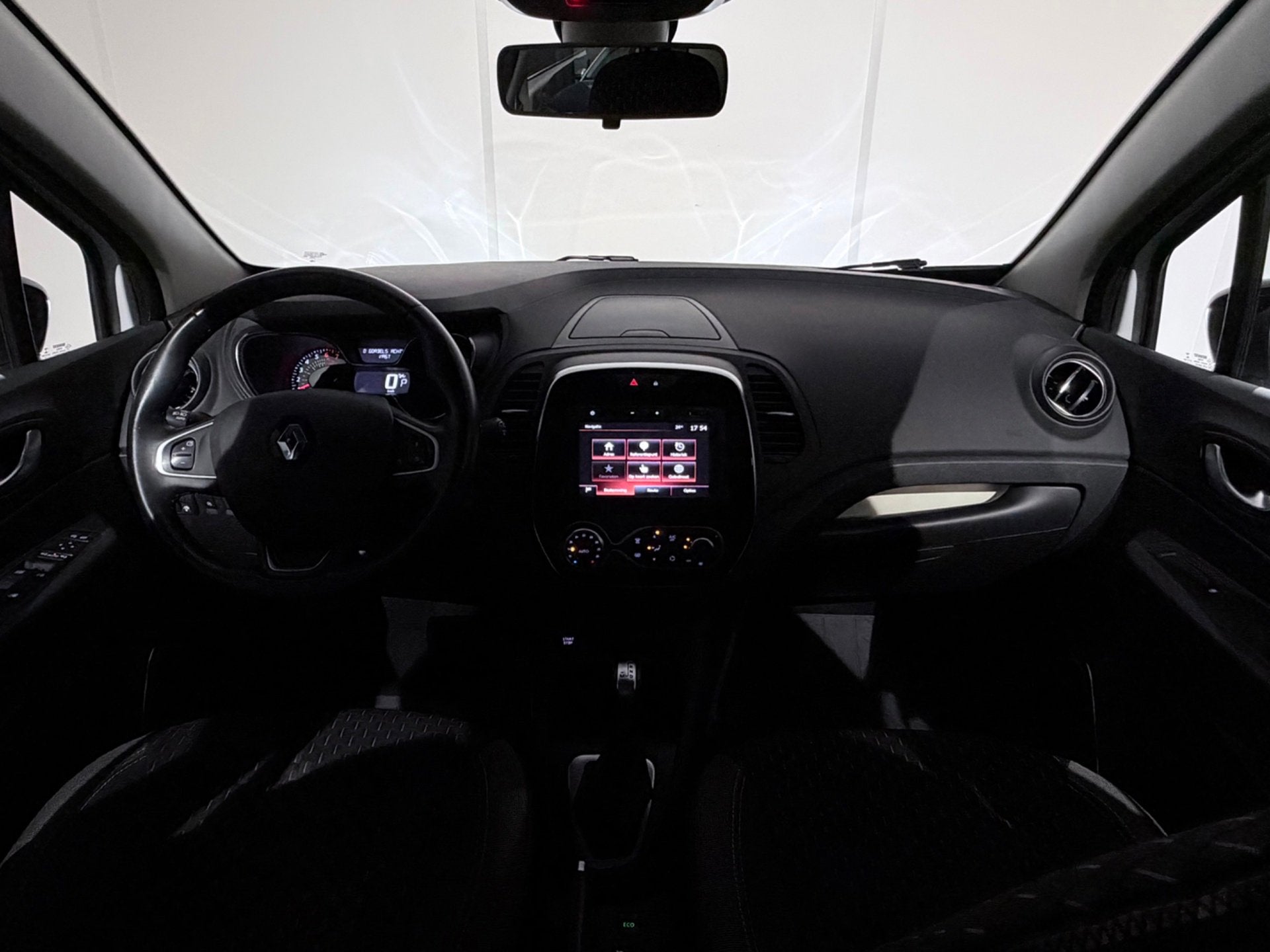 Renault Captur 1.2 TCe Limited AUT /Clima/Cruise/PDC+Cam/NAV, Stof, Gebruikt, 4 cilinders, 635 kg