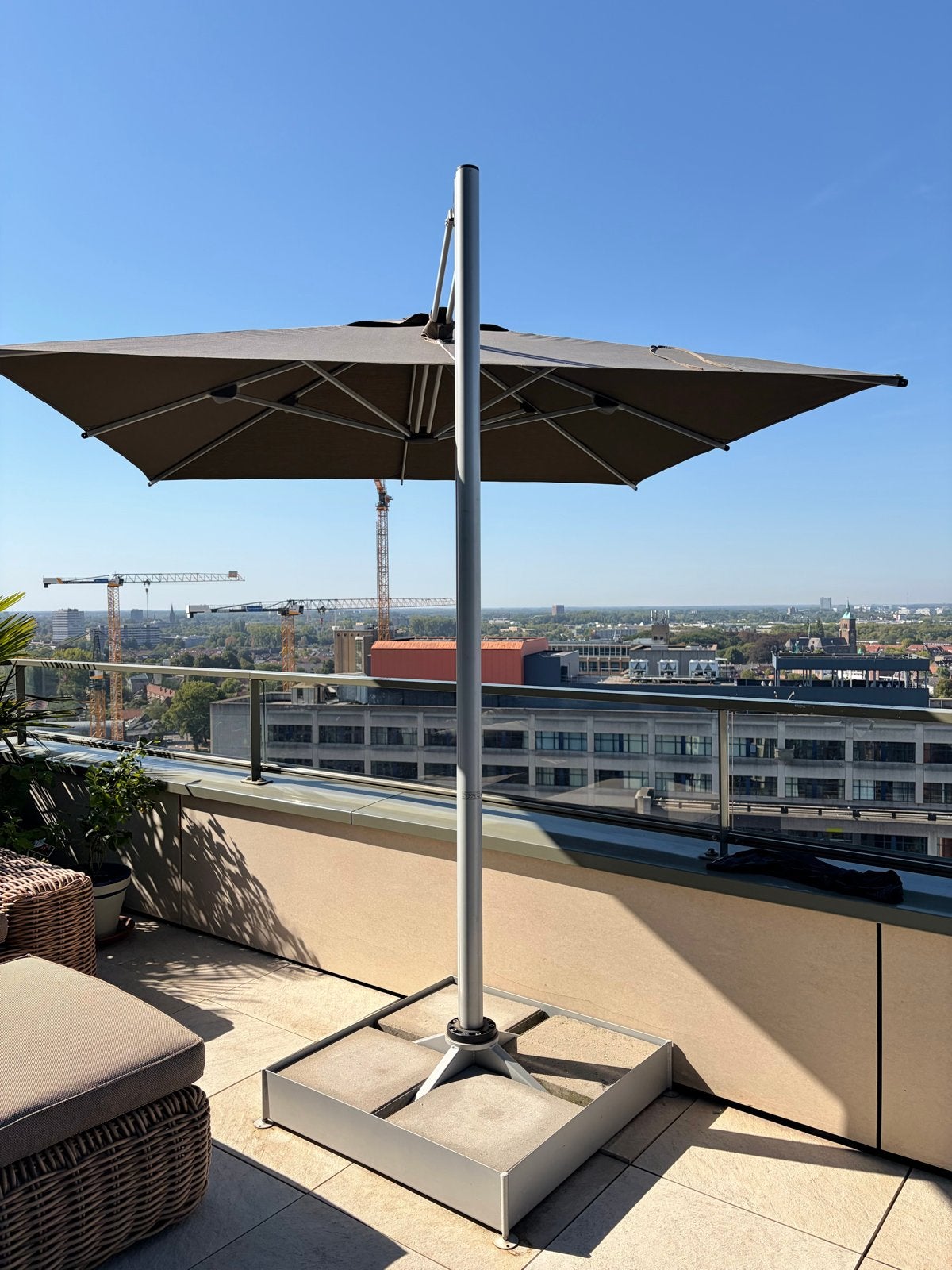 Solero Fuerto Pro zweefparasol 3x3m taupe met tegelvoet, Ophalen, Verstelbaar, 3 tot 4 meter, Zweefparasol