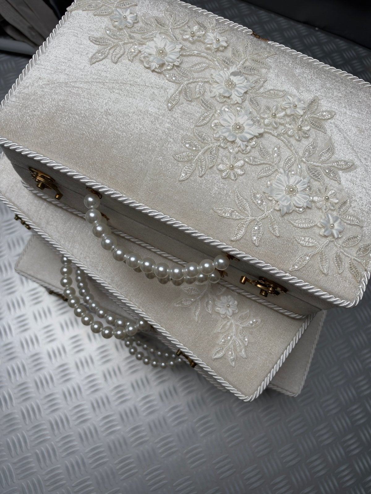 Nieuw. Opbergdozen/cadeau dozen. Vintage, parel, bloemen wit, Ophalen of Verzenden
